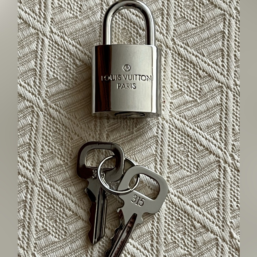 🛑SOLD🛑 Louis Vuitton Silver Lock #315 and Keys - Picture 9 of 9